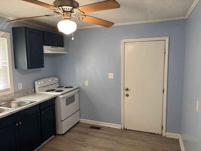 Building Photo - 2 BED 1 BATH HOME