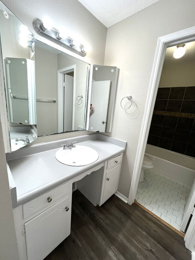 Building Photo - 2 Bedroom 1.5 Bath Apt at the Monterey Square Apts NW OKC