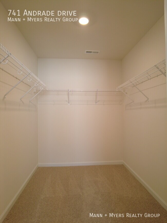 Building Photo - 741 Andrade Dr