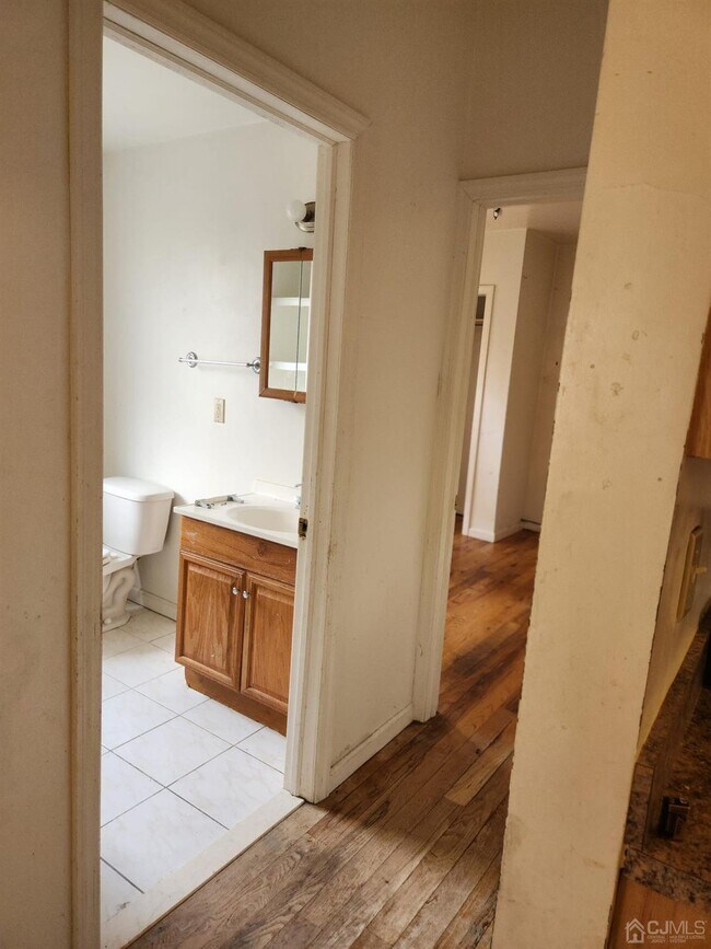 Building Photo - 68 Llewellyn Ave