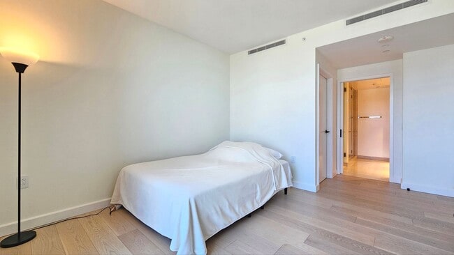 Building Photo - Victoria Place Furnished 2bdrm/2ba/2pkg