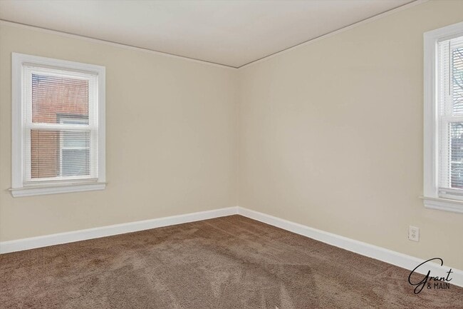 Building Photo - $1350 3 bedrooms