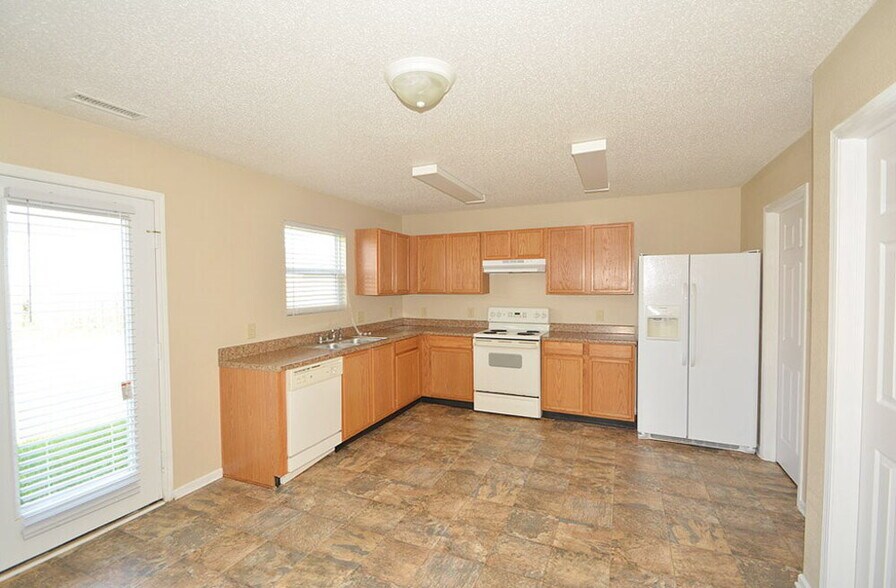 Building Photo - 5660 Grassy Bank Dr