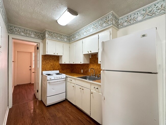 Building Photo - Just steps to the ocean and Main Beach!