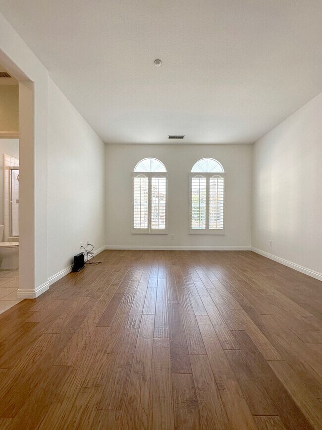Building Photo - 2 BEDROOM 2.5 BATHROOM WITH LOFT HOME IN HIGHLY DESIRED BERKSHIRE TRACK