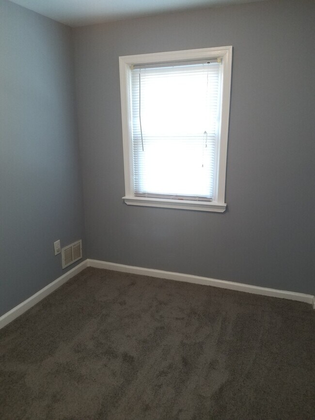 Building Photo - Charming 3 Bedroom/1 Bathroom Townhome in ...