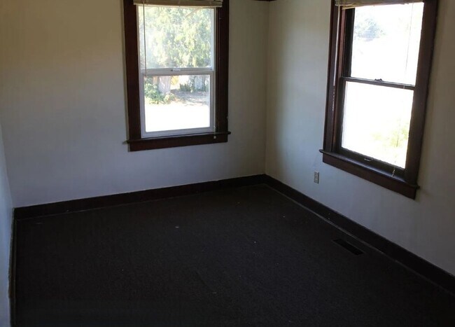 Building Photo - 6 bedroom, 2 Bath Home Available in August!