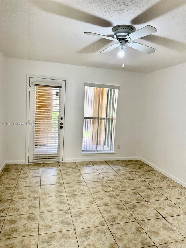 Building Photo - 977 Riverside Dr