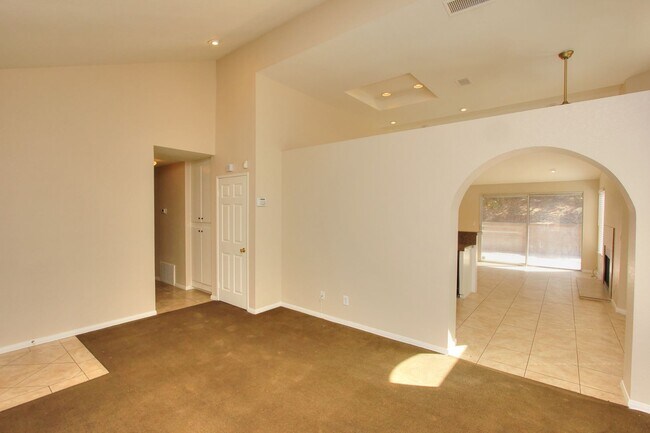 Building Photo - Spacious 3 Bedroom, 2 Bath Home in Beautiful Lake Elsinore!