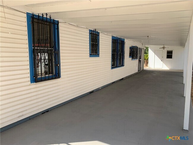 Building Photo - 903 Recio St