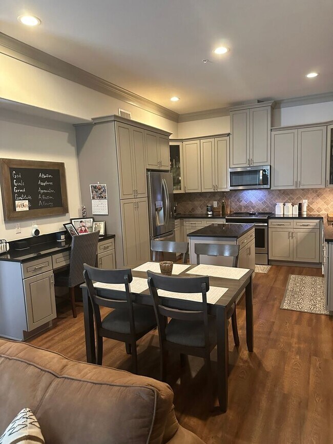 Building Photo - 1325 Summerset Ln