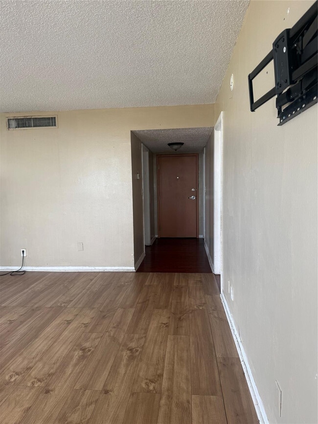 Building Photo - 4222 Inverrary Blvd