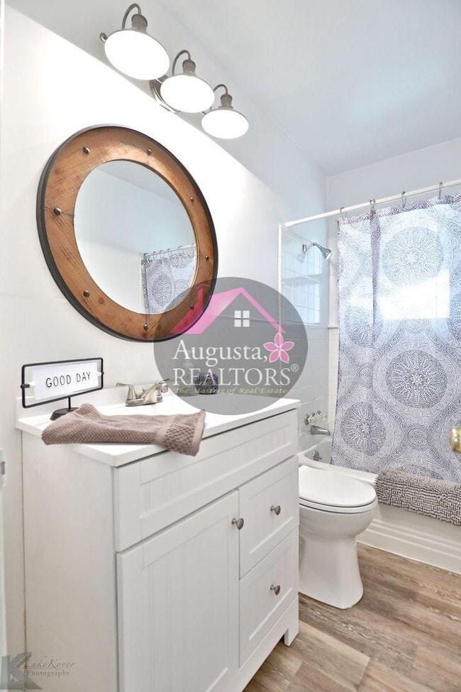 Building Photo - 3 Bedroom With Fresh Updates!