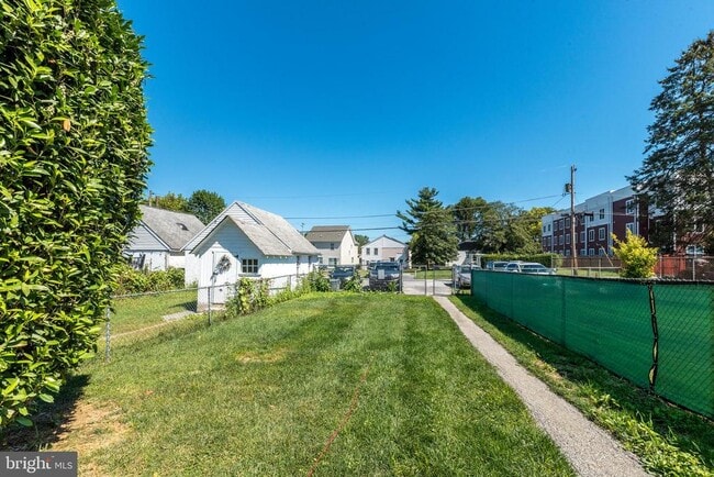 Building Photo - 739 S Matlack St