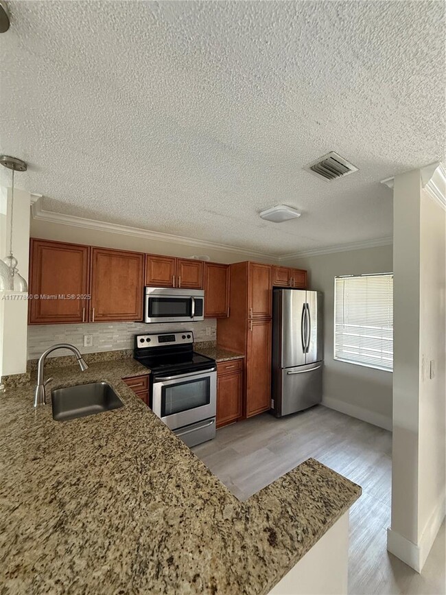 Building Photo - 9961 Three Lakes Cir