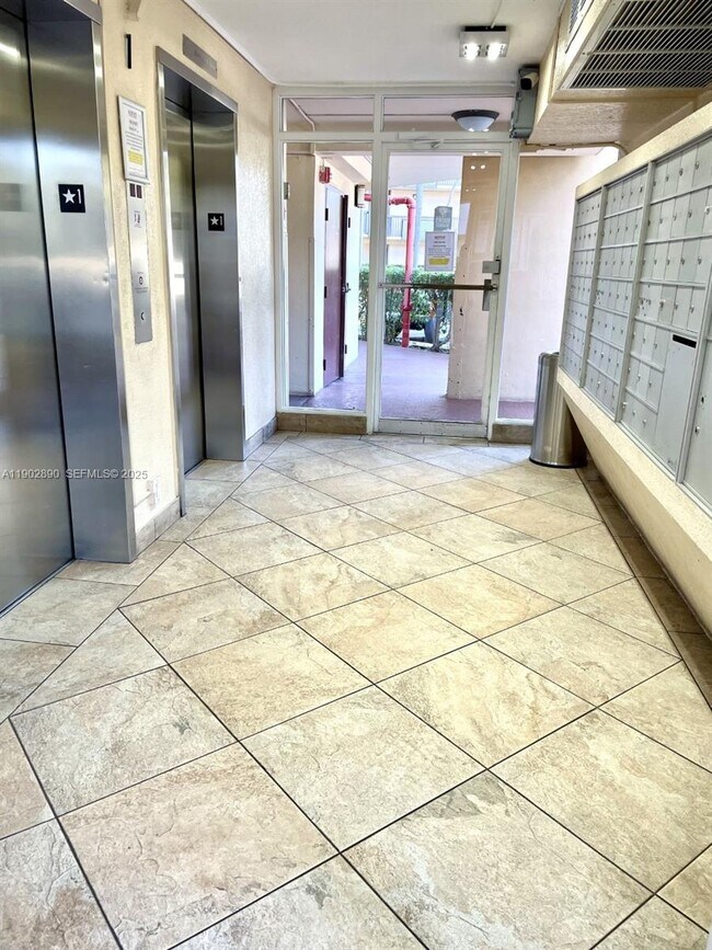 Building Photo - 3301 N Country Club Dr