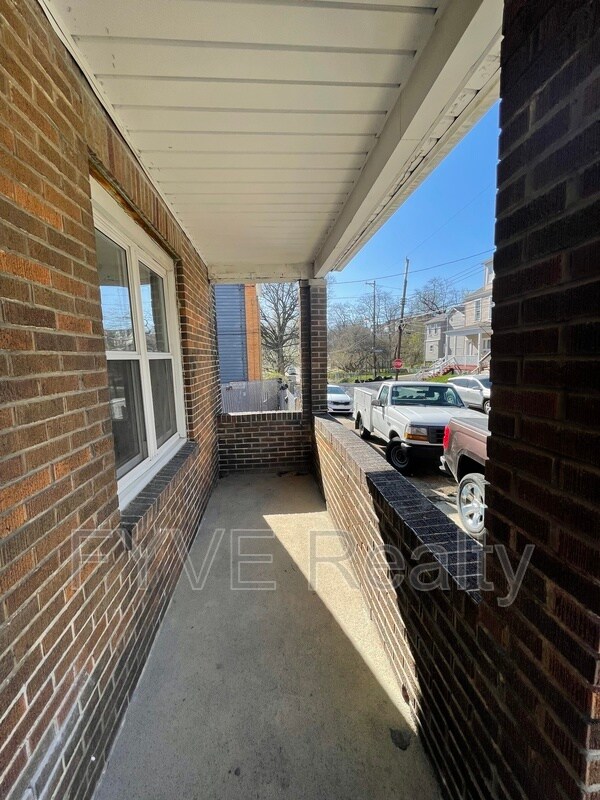 Building Photo - 489 Norton St