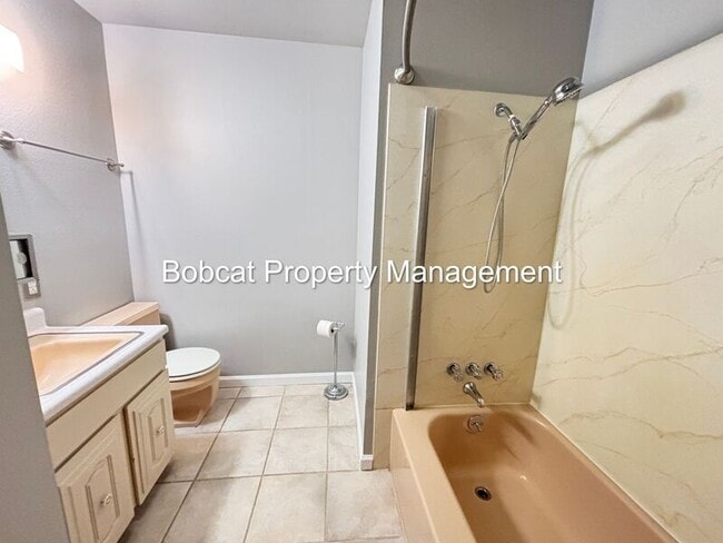 Building Photo - 708 Highland St