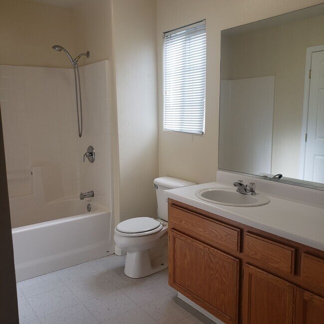 Building Photo - 722 Spring Meadow Ct