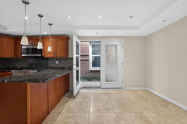 Building Photo - Spacious 1Bd/1Bth condo nestled in the heart of Old Town Alexandria! Pets Welcome!
