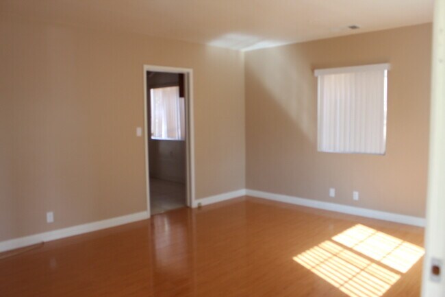 Building Photo - ( ( ( CUTE 4 BEDROOM 2 BATH ONE STORY HOUS...