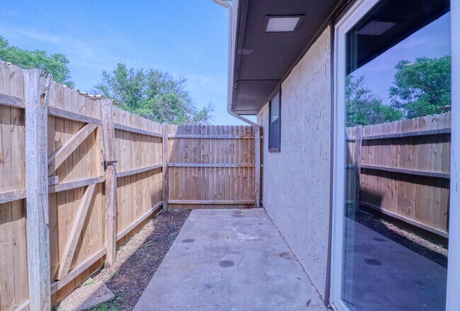 Building Photo - 413 Lakeway Dr