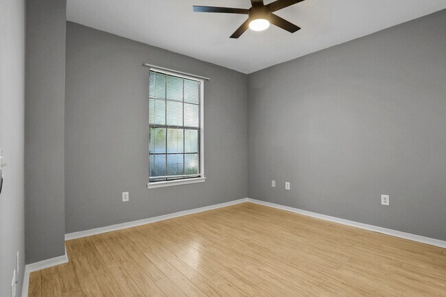 Building Photo - Stunning Remodeled 2 Bedroom Condo in Will...