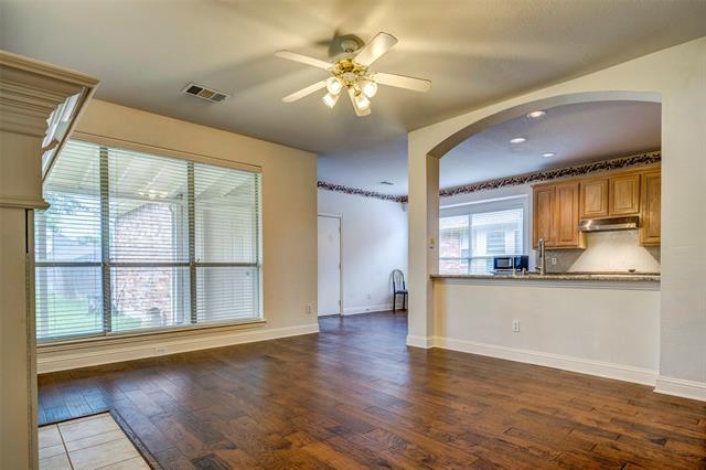Building Photo - 2304 Greenview Dr