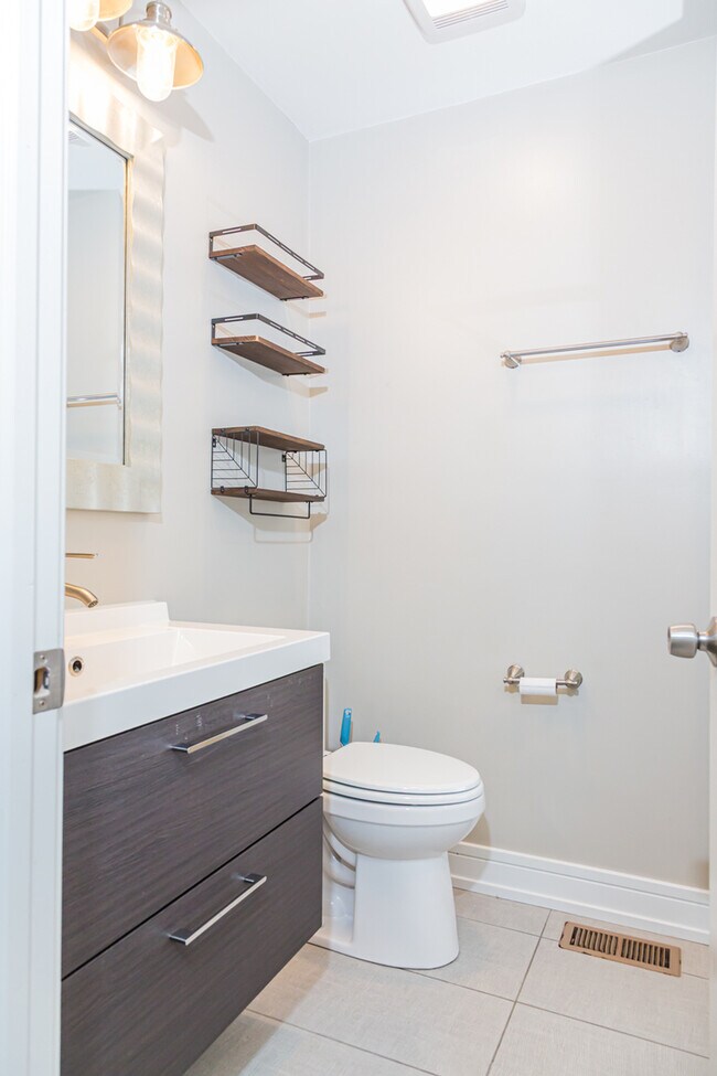 Building Photo - 825 Pheasant Walk Dr
