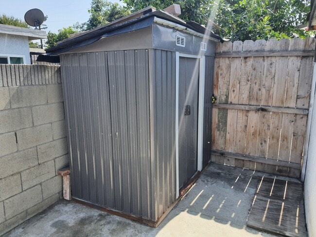 Storage - 6538 San Vincente St