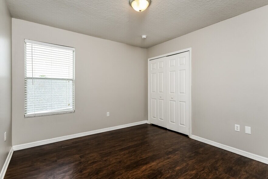 Building Photo - 1270 Creekview Ct