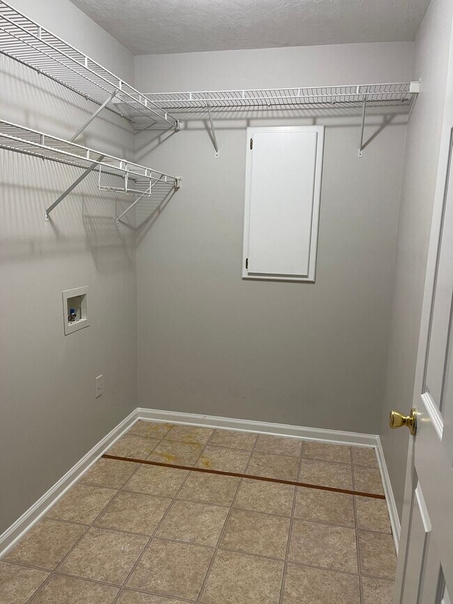 Building Photo - 499 Marble Falls
