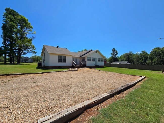 Building Photo - 3 Bedroom 2 Bath home in Asher!