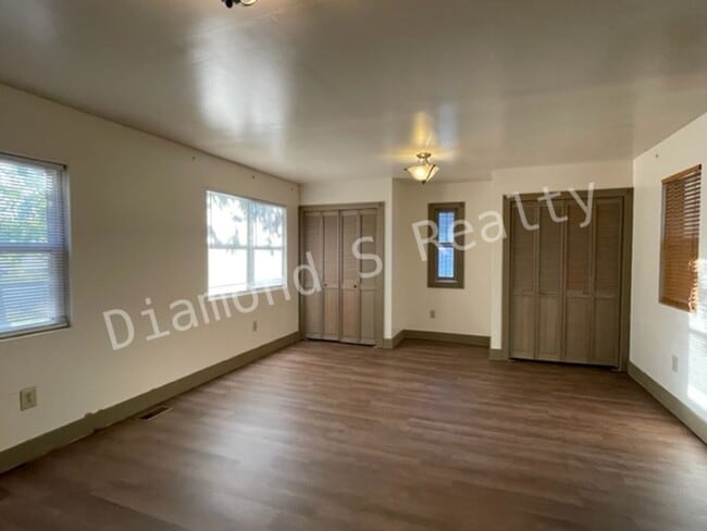 Building Photo - Charming Bungalow Available Early July