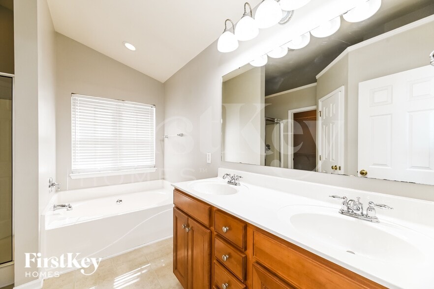 Building Photo - 337 Lakewind Dr