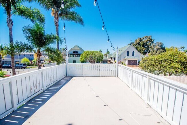 Building Photo - Charming Coastal Retreat - Newly Remodeled!