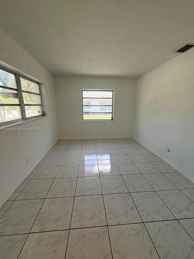 Building Photo - 4132 SW 24th St