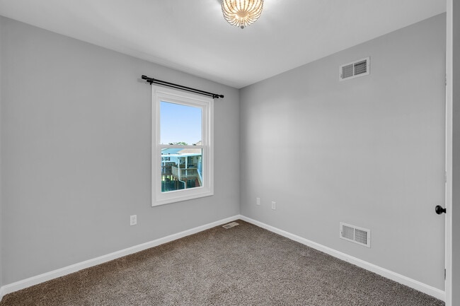 Building Photo - 41 Squire Cir