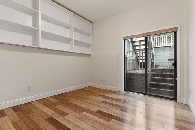Building Photo - 2 Bed, 2 Bath, 2 Car Parking - Stunning Co...