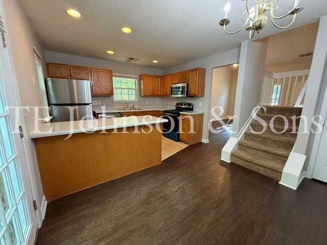 Building Photo - Beautiful 3BR Home with Vaulted Ceilings, Community Pool & Main Level Primary Suite