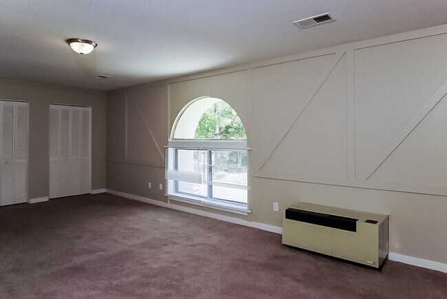 Building Photo - Stunning 2-Story Home