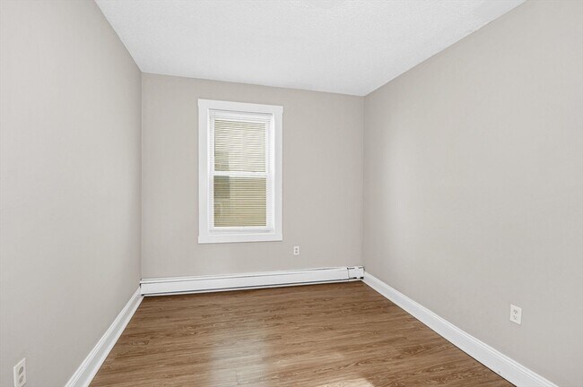 Building Photo - 50 1/2 Common St