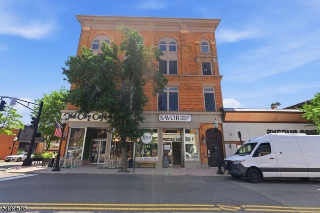 Building Photo - 18 N Union Ave
