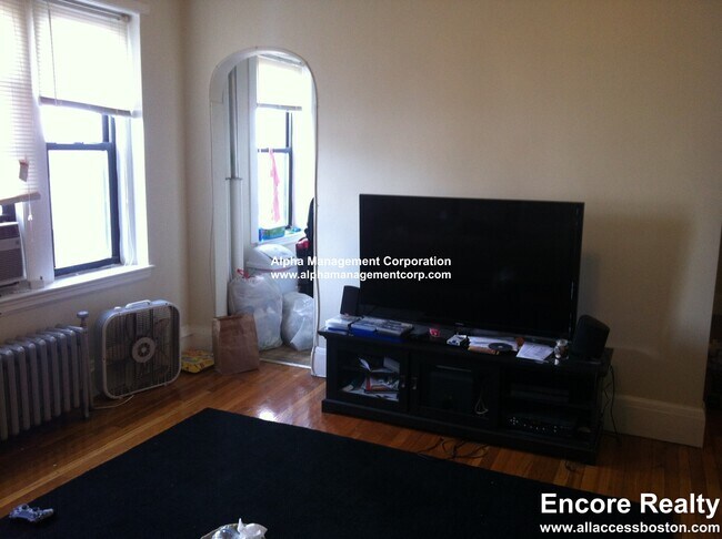 Building Photo - 349 Pleasant St