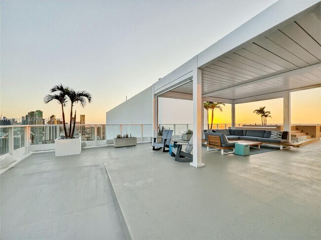 Building Photo - 2020 N Bayshore Dr