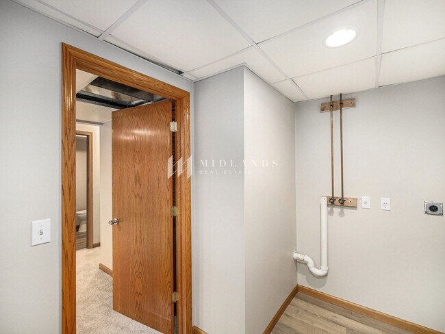 Building Photo - Springhill Multi-Level