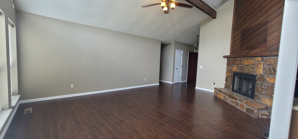 Building Photo - 1113 N Butternut Ave