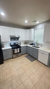 Building Photo - 3 Bedroom Home in Pioneer Crossing