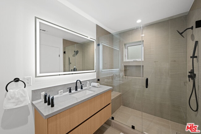 Building Photo - 839 N McCadden Pl