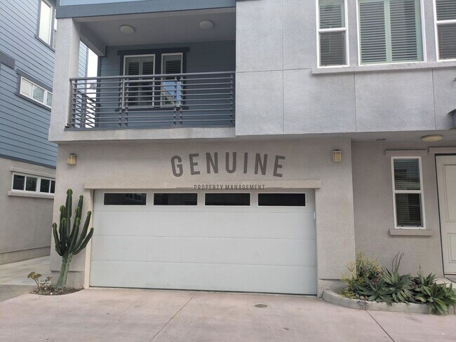 Building Photo - 3Bd 2.5Ba Townhouse w/Rooftop Deck